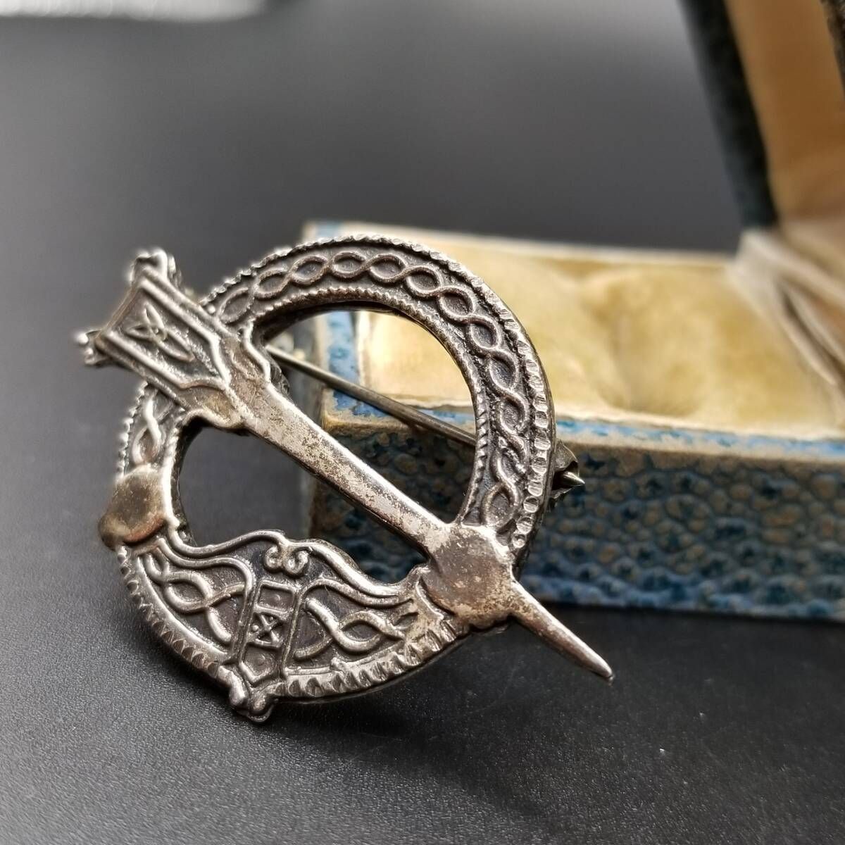 セルティックノット 矢 ラウンドフレーム ヴィンテージ ブローチ