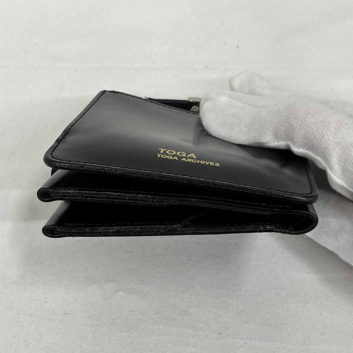 TOGA ARCHIVES ブラック二つ折り財布 TOGA ARCHIVES／トーガアーカイブス／二つ折り財布／ショルダー