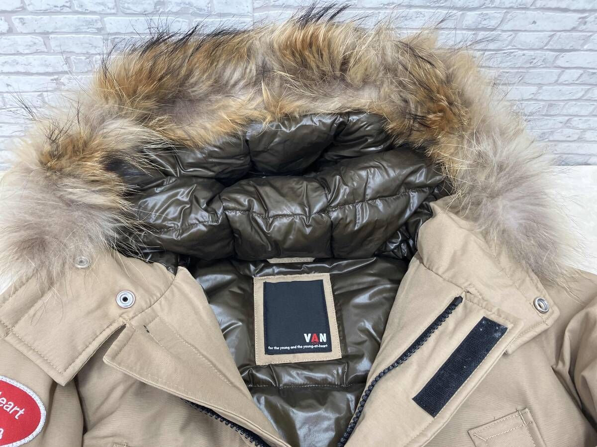 VAN JACKET ベージュ ダウンジャケット ロゴ入り VAN JACKET ヴァンジャケット ダウンジャケット JC-16517 ワッペン