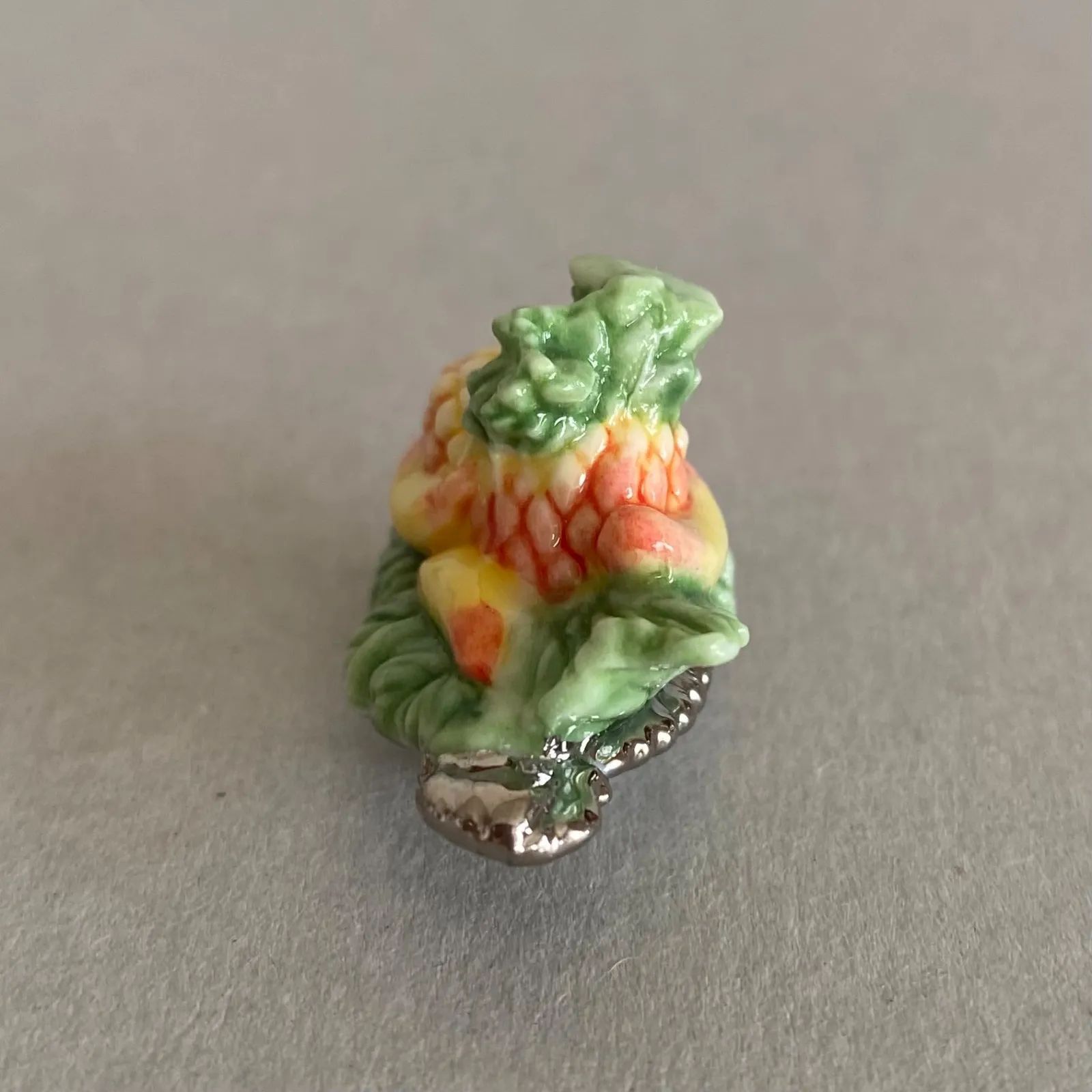 陶器　フルーツ盛り 銀彩トレーのフルーツ盛り（パイナップルとバナナ）のフェーブ／果物