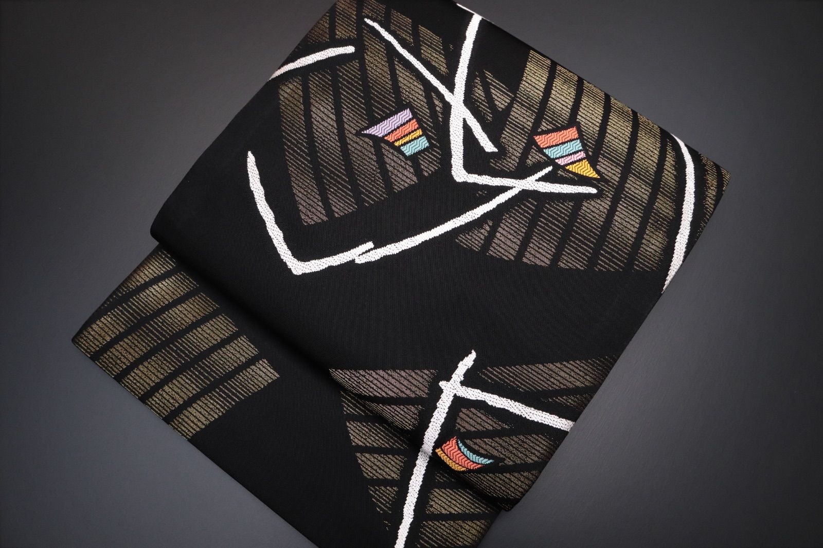 袋帯 黒地 抽象文 正絹 六通柄 仕立て済【中古A】 - メルカリ