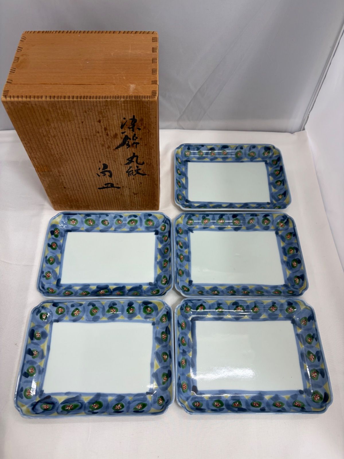 古伊万里 江戸時代中期 コレクション 多彩な花柄の陶器の皿