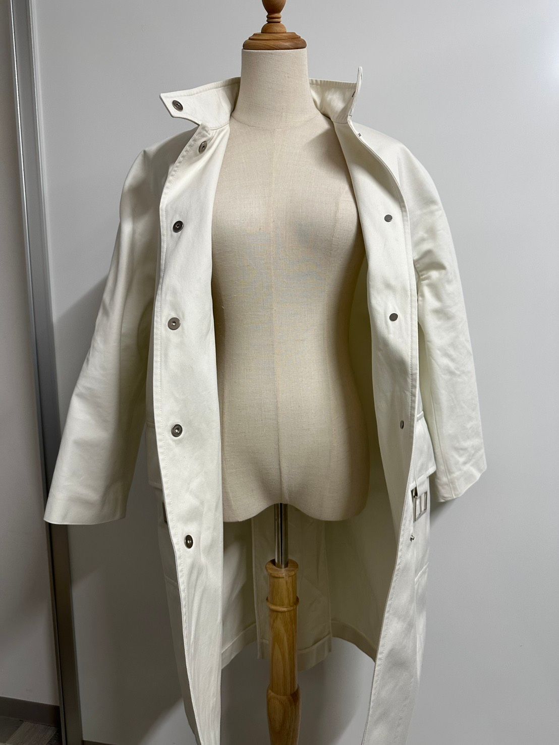 HERMES エルメス　トレンチコート　セリエボタン HERMES エルメス トレンチコート 襟付 Wライン セリエ ボタン グレー