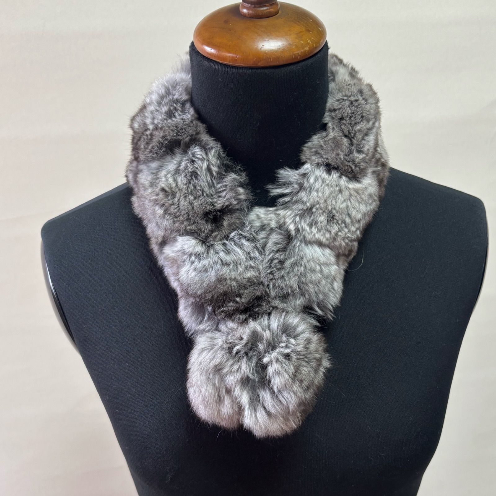 グレー ミンク　ファー マフラー　 ボンボン付き グレー ミンク ファー マフラー ボンボン付き グレー ファー マフラー