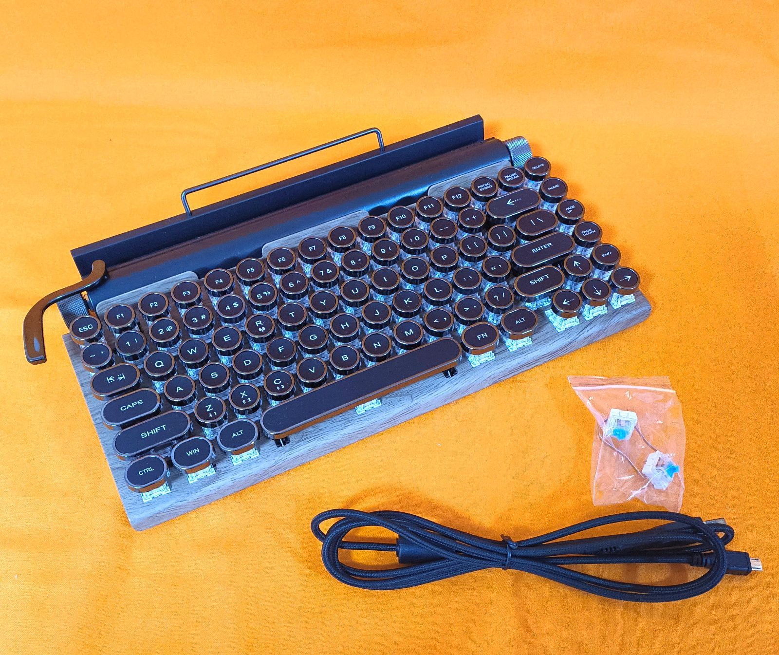【美品】タイライター型 レトロ メカニカルキーボード 木製調 Bluetooth タイライター型 レトロ メカニカルキーボード 木製調 Bluetooth ディバ