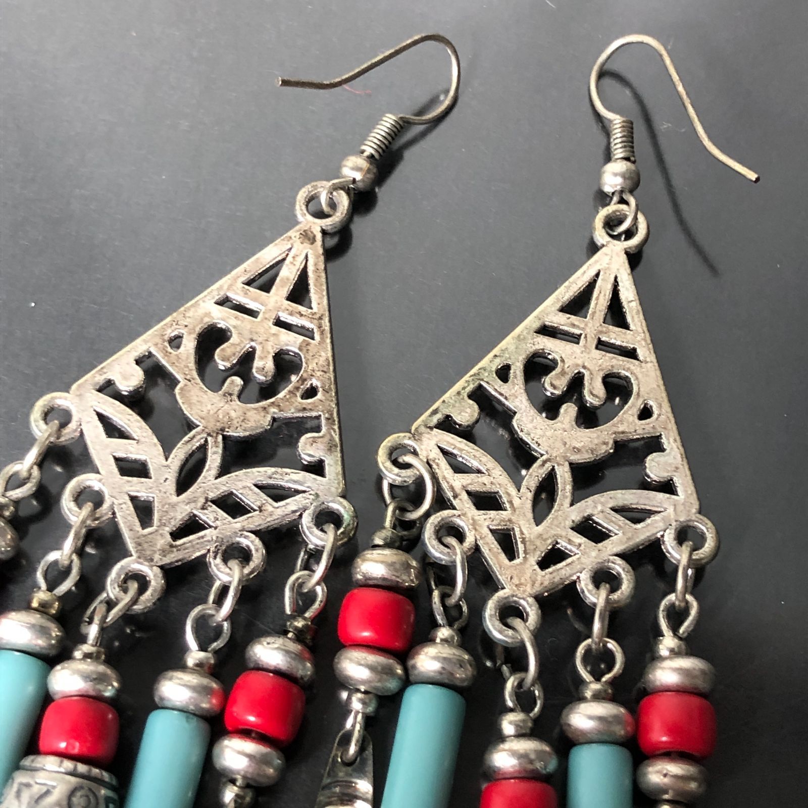揺れるピアス インディアンジュエリー シルバーカラー 赤 青 
