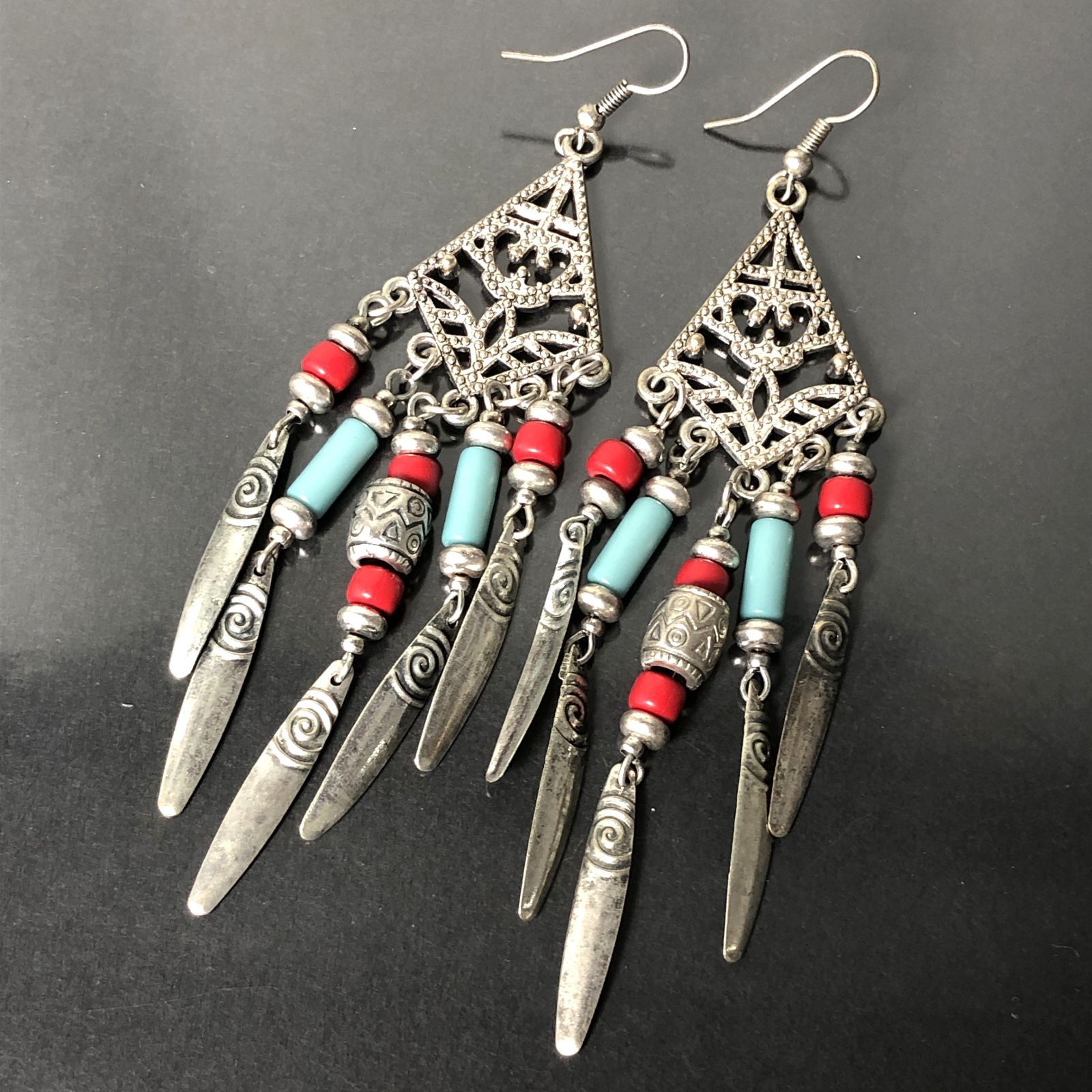 揺れるピアス インディアンジュエリー シルバーカラー 赤 青 