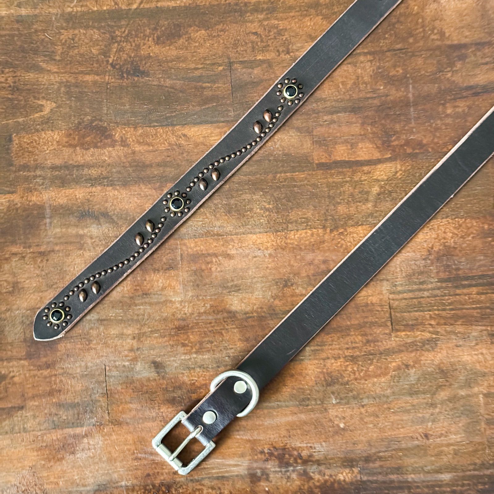 スタッズナローベルトUKサドルフラワーレリック23mm 32inch122cm オーダーページ』スタッズナローベルトUKサドルフラワーレリック23mm