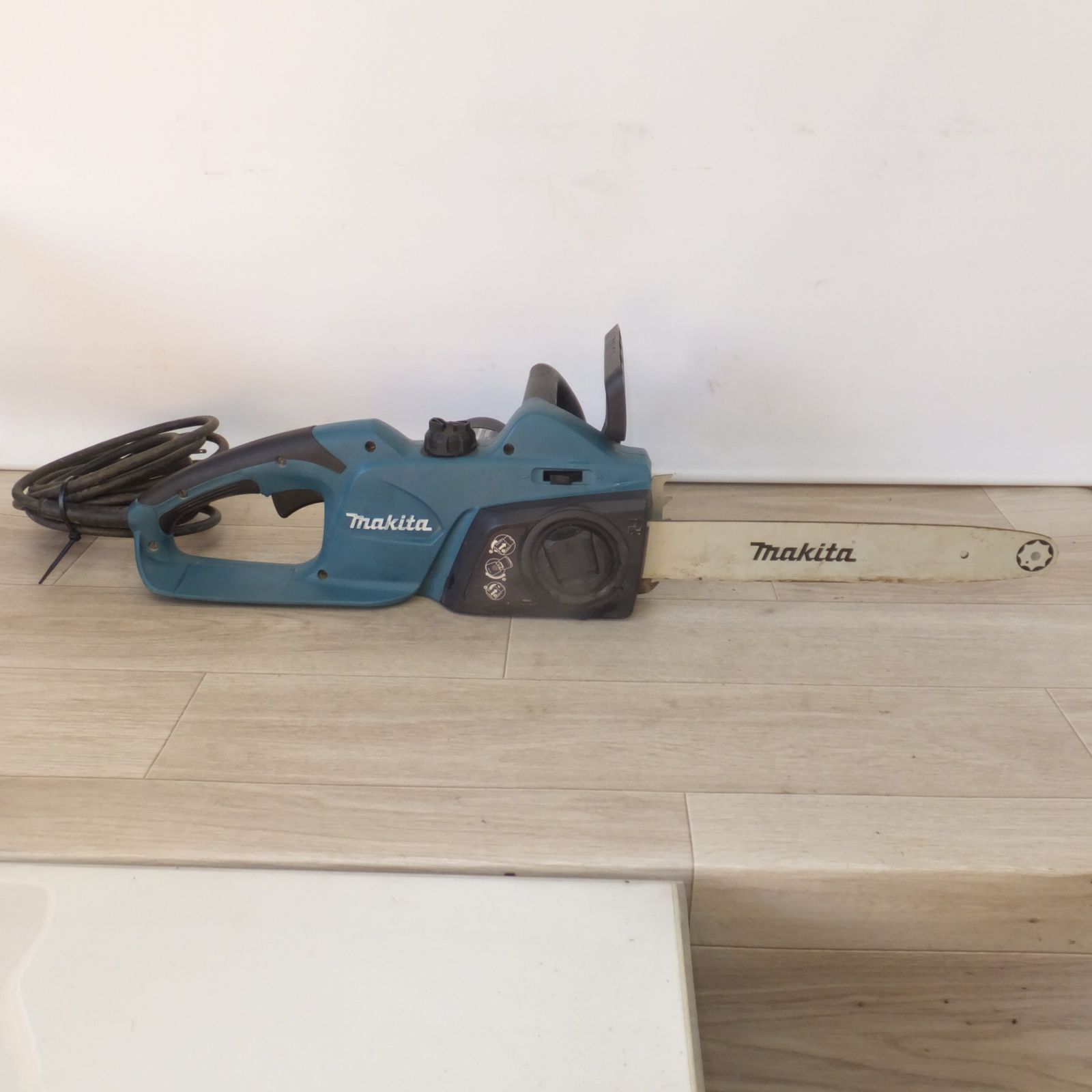 マキタ makita 350 mm 電気チェンソー MUC 3541 100 V～ 15 A 50 60 Hz 1430 W