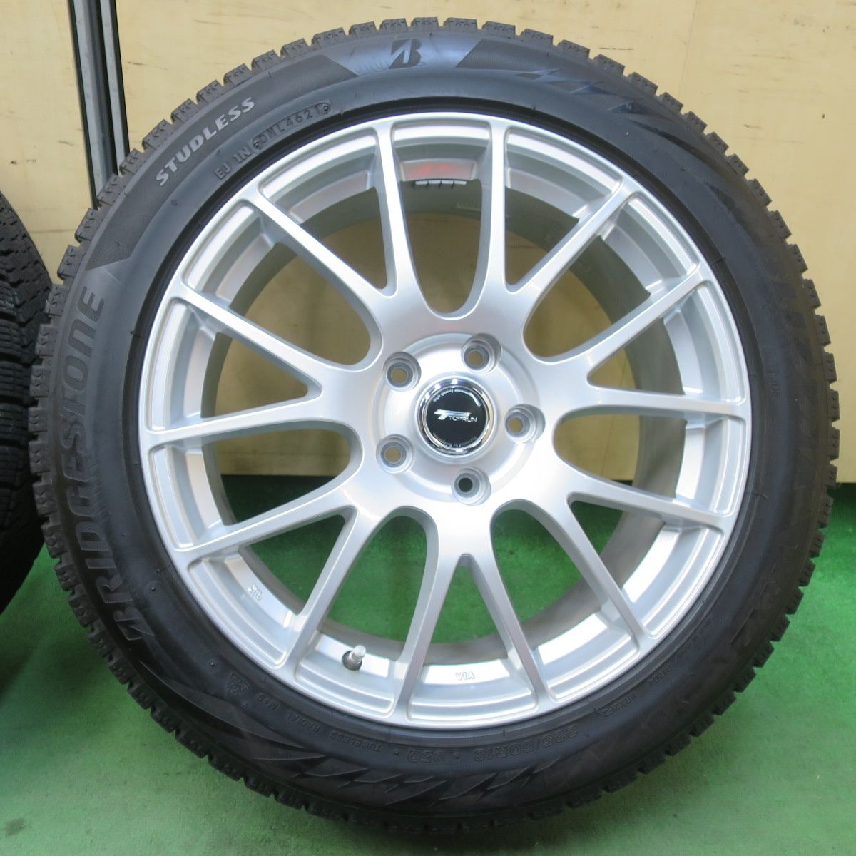バリ溝！キレイ！9.5分☆スタッドレス 225/50R18 ブリヂストン 