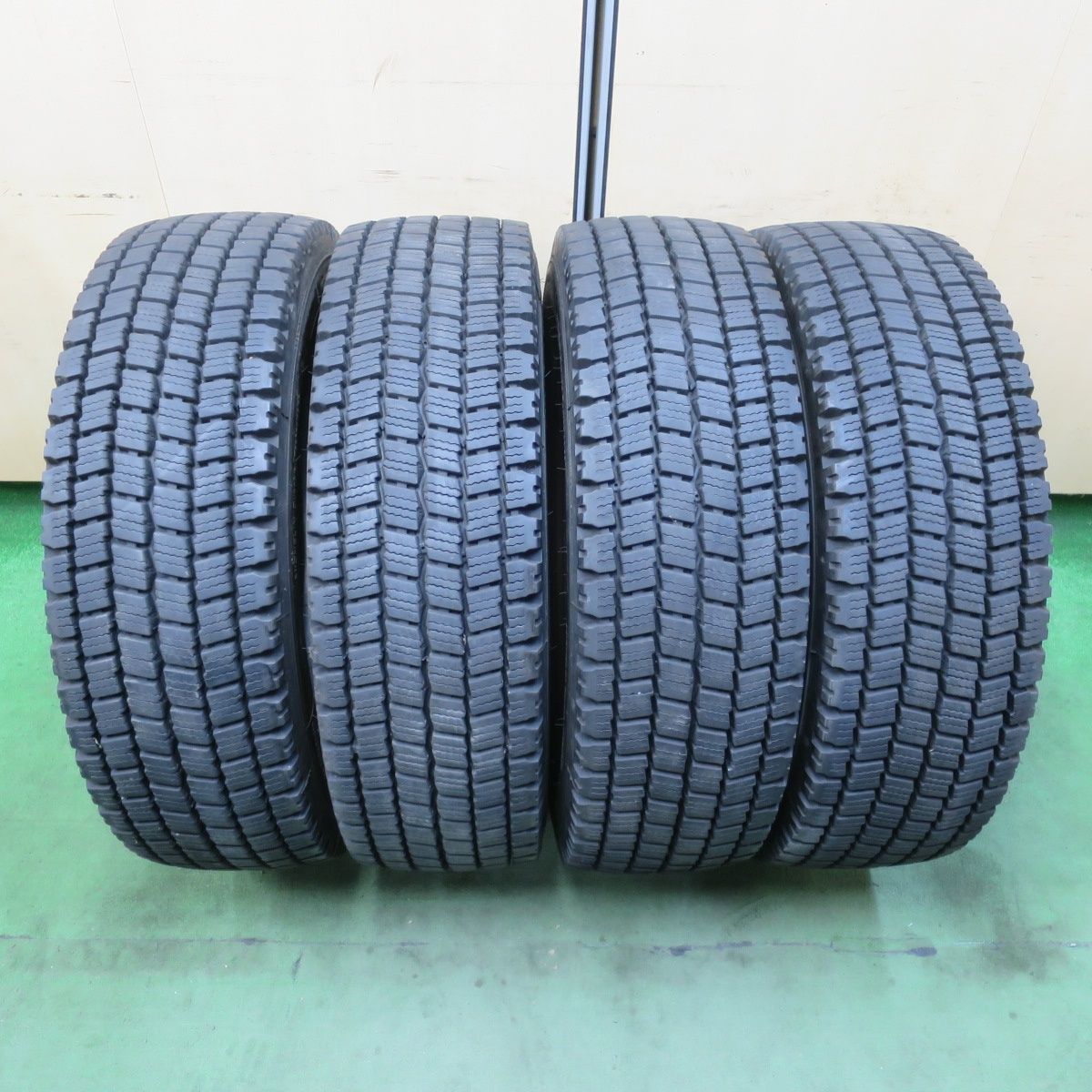 バリ溝スタッドレス バリ溝！22年！9分☆トラック タイヤ 245/70R19.5 136/134L