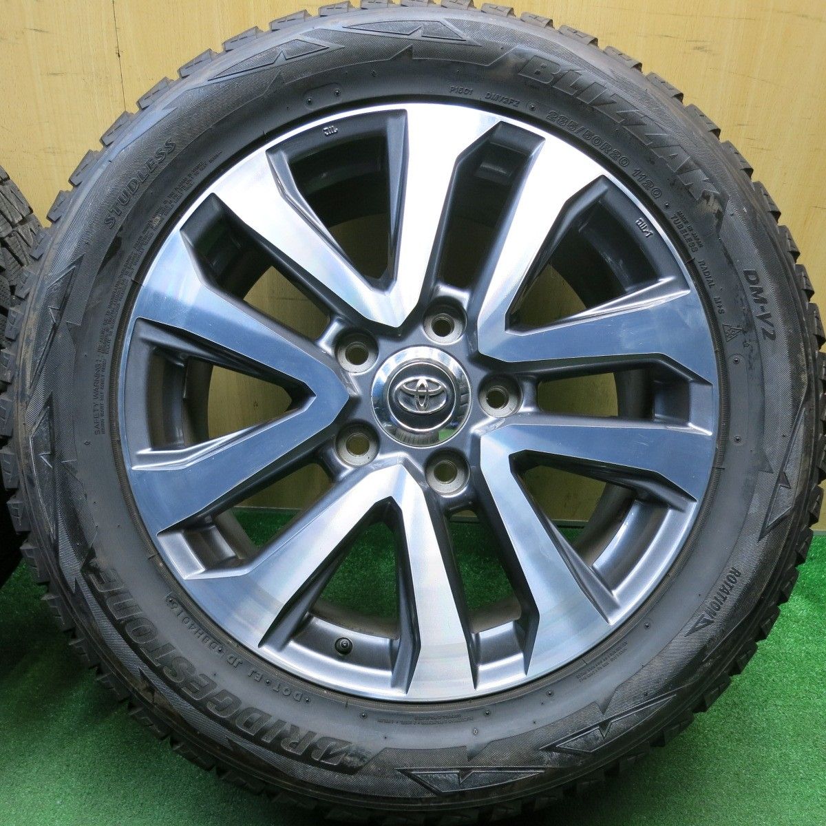 バリ溝！9.5分☆トヨタ ランクル 200 ZX 純正 285/50R20 スタッドレス 