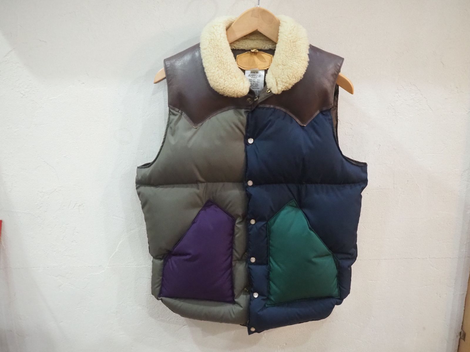 希少品　ロッキーマウンテン×ビームス 別注ボア付きダウンベスト　タグ付　ネイビー ROCKY MOUNTAIN FEATHERBED × BEAMS / 別注 ダウンベスト｜BEAMS