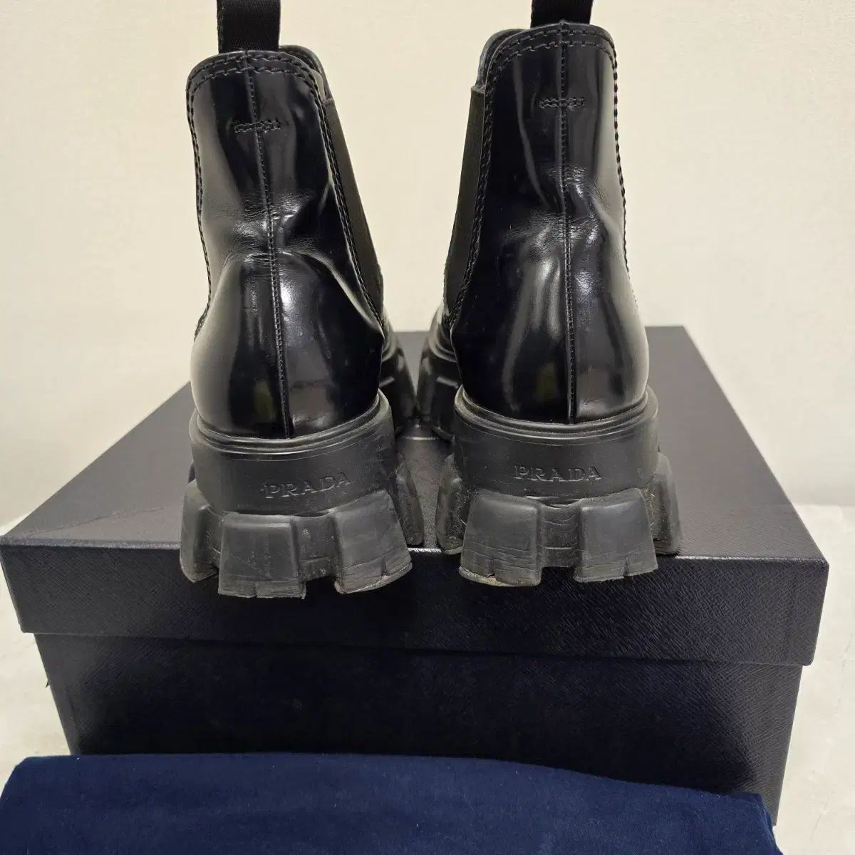 PRADA モノリスブーツ　サイズ9 PRADA プラダ モノリス チェルシー ブーツ 9サイズ 280 出品 - メルカリ