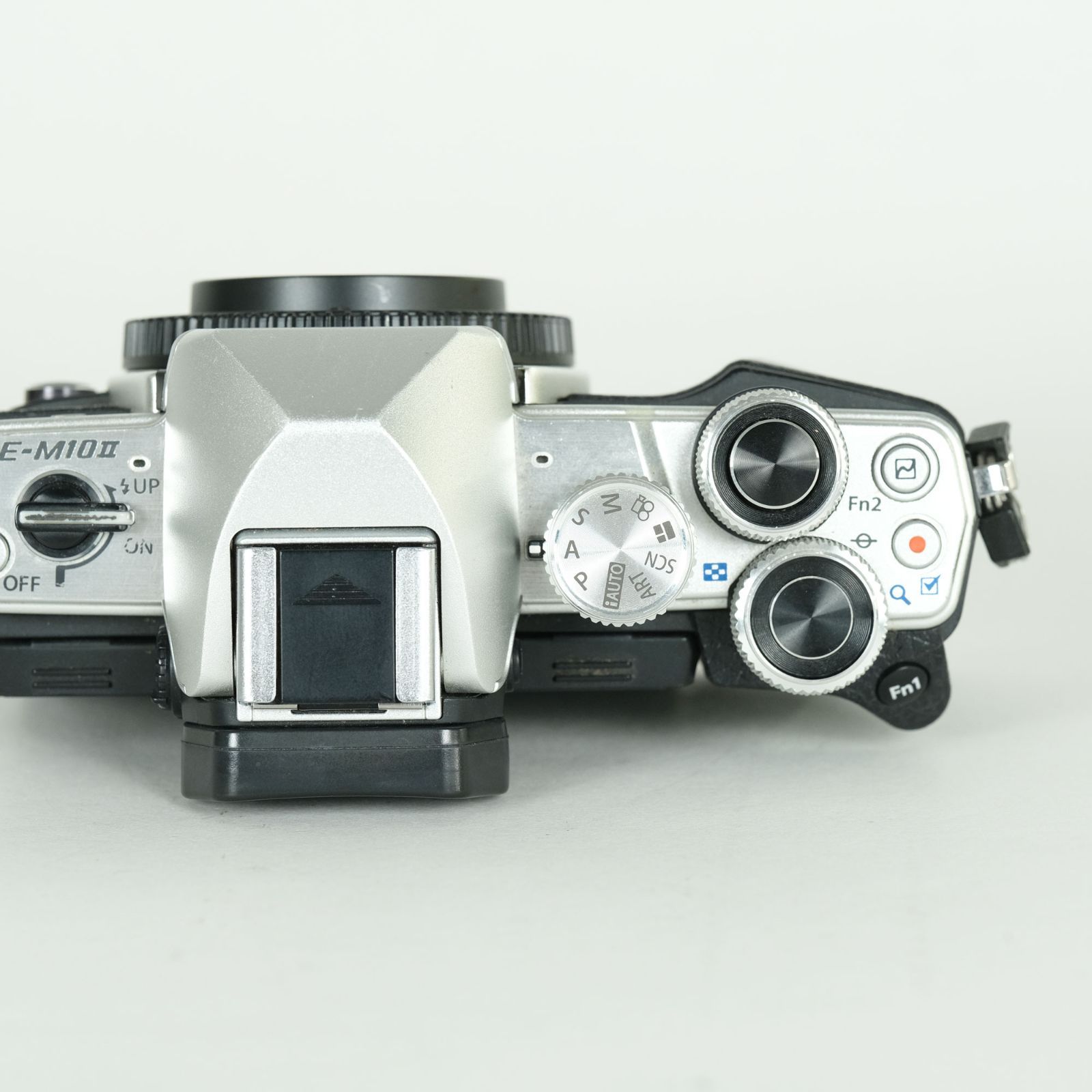 良品 | シャッター数5,160回｜バッテリー2個付] OLYMPUS OM-D E-M10