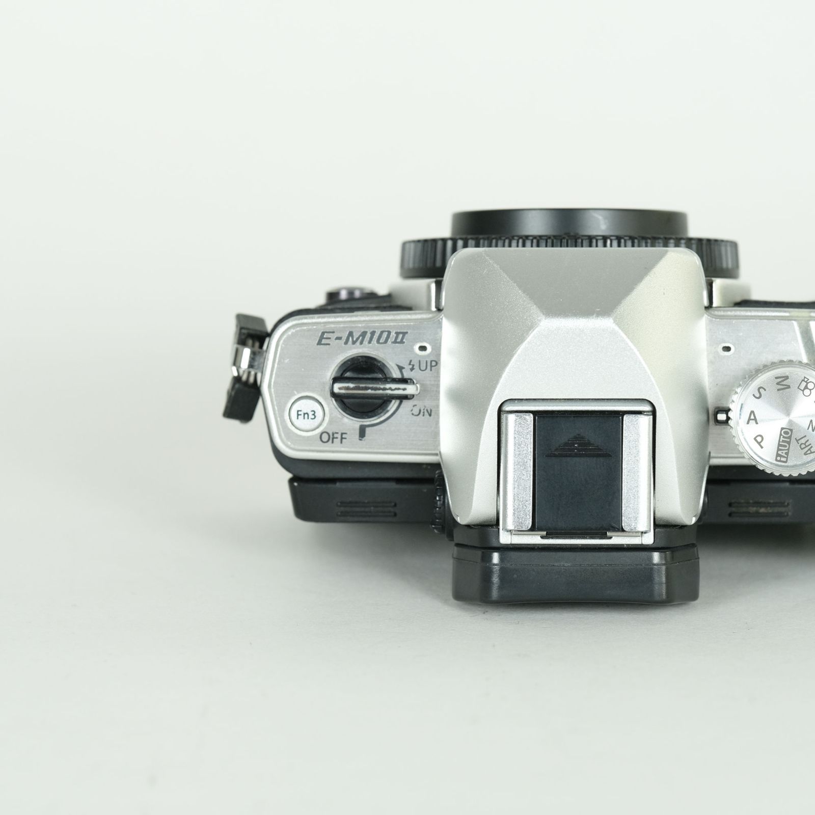 良品 | シャッター数5,160回｜バッテリー2個付] OLYMPUS OM-D E-M10