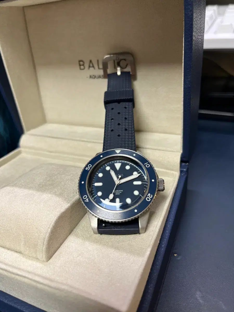 バルティック アクア スカーフ チタン ブルー COLOR