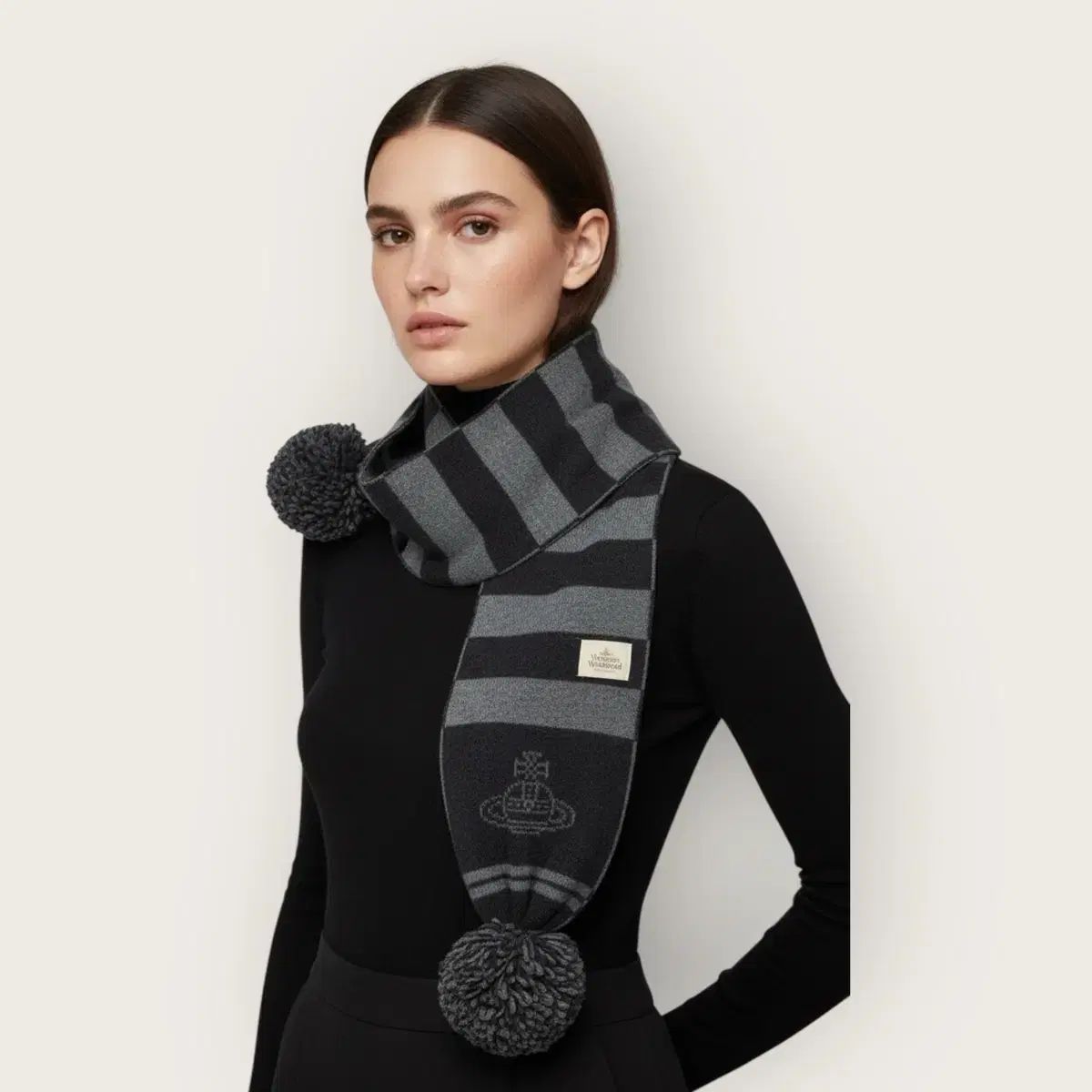 ヴィヴィアンウエストウッド　ポンポンニットマフラー　グレー×ブラック Vivienne Westwood ヴィヴィアン・ウエストウッド ピクセルロゴ