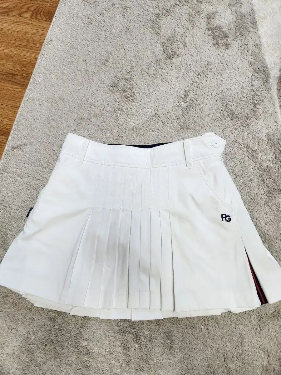 PEARL GATES ゴルフスカート 白黒　　サイズ１です 定価25300円PGGスカートサイズ1パーリーゲイツ 定価25300円PGGスカート