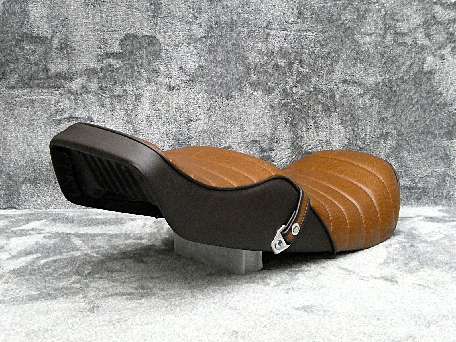 CB750F RC04 純正パターンタックロールシート試装着のみ　新品同様 CB750F RC04 純正パターンタックロールシート試装着のみ 新品同様