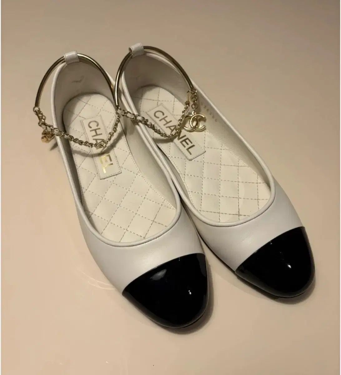 シャネル チェーン バレリーナ フラット シューズ ブラック/ホワイト