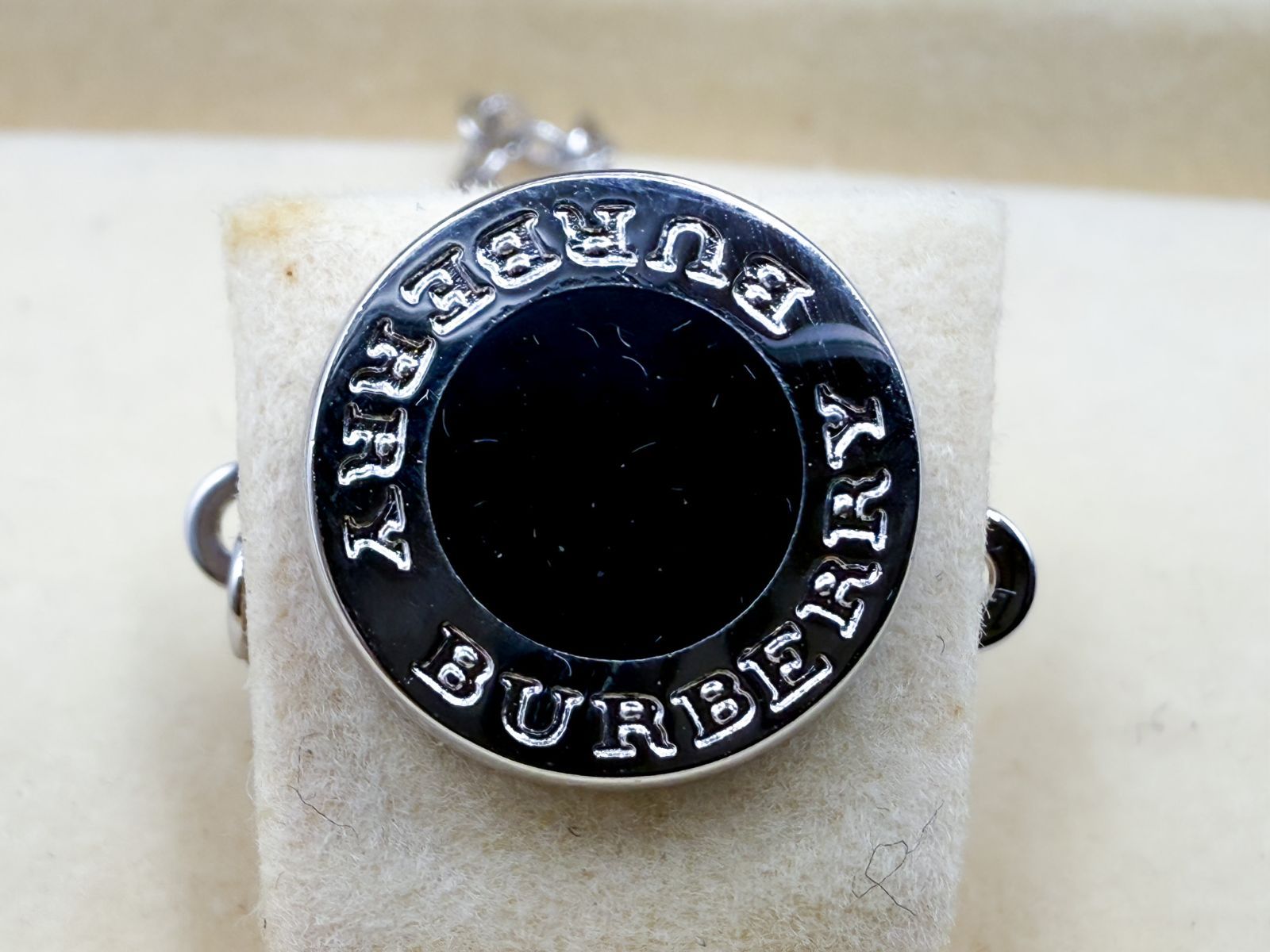 BURBERRY　ピンバッチ　タイタック 超美品 BURBERRY オーバルロゴ ブラック タイタック タイピン 箱付