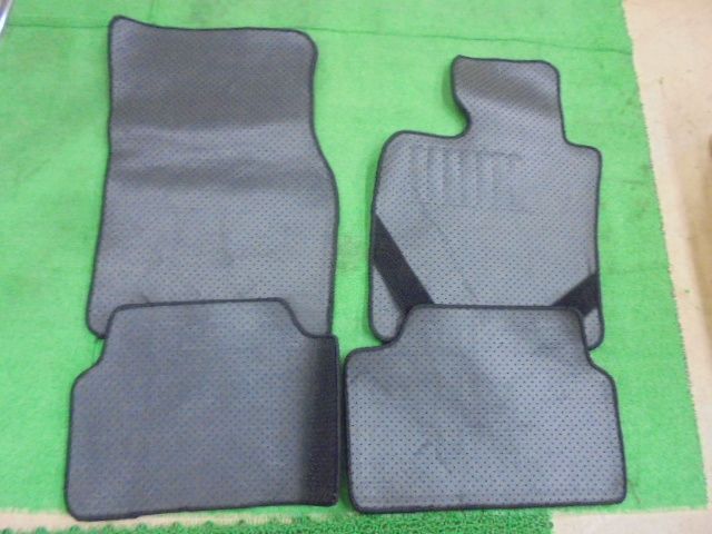 8FK7008 BKI1 BMW ミニ DBA-XS12 F55 2015年 ONE フロアマットセット　　カラー黒系