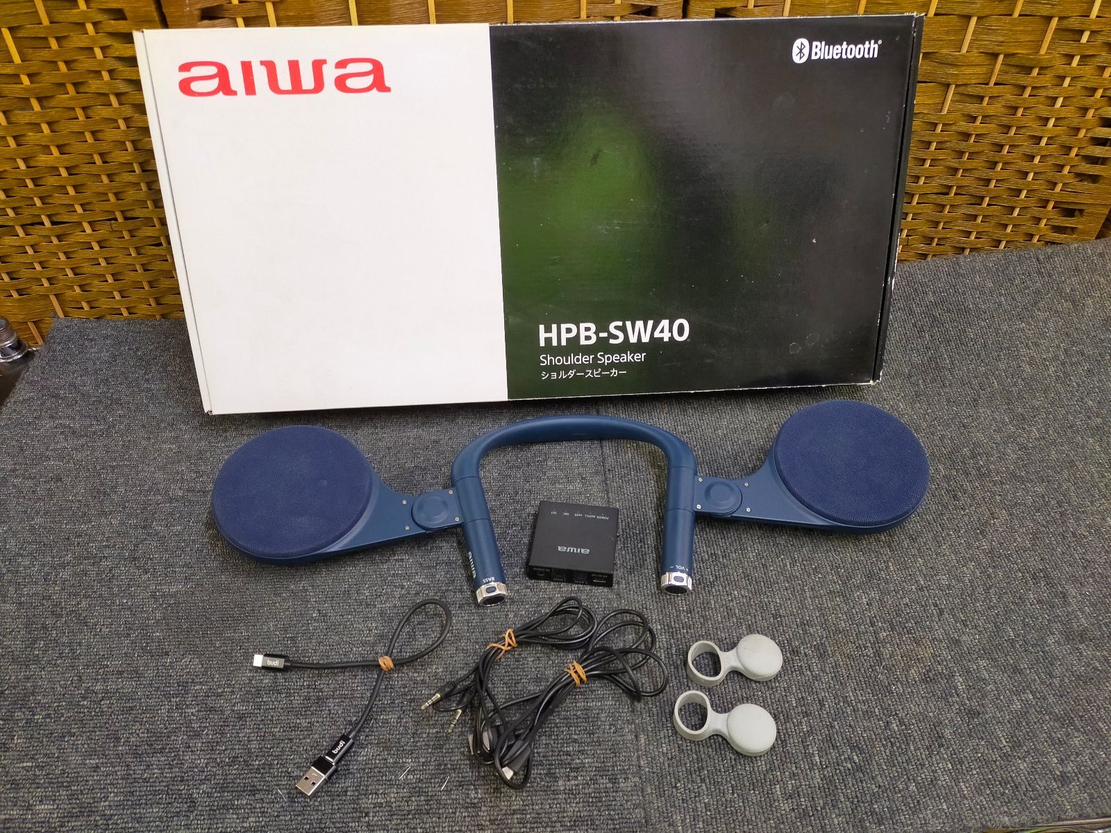 E25-20260115-85 aiwa HPB-SW40 ショルダースピーカー Bluetooth 通電