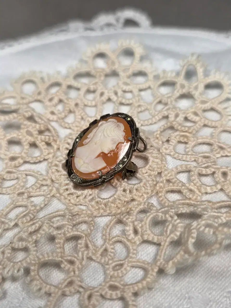 【E】アンティークシェルカメオブローチ ヴィンテージ カメオ シェル ゴールドメタル ブローチ（Vintage Cameo