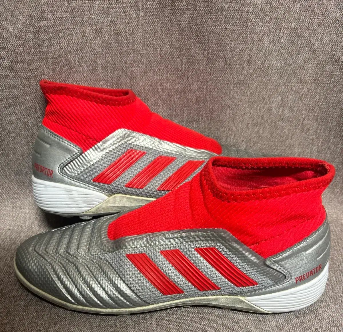 アディダス プレデター サッカーシューズ シルバー/レッド 250 - メルカリ