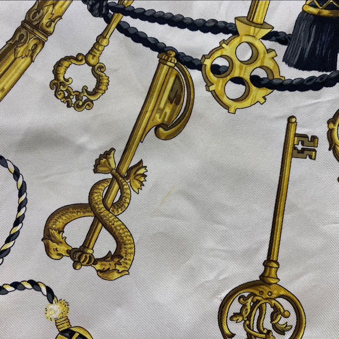 美品 エルメス シルクスカーフ カレ90 気球 ブラック エルメス カレ90 LES CLES シルクスカーフ LES CLES ブラック HERMES