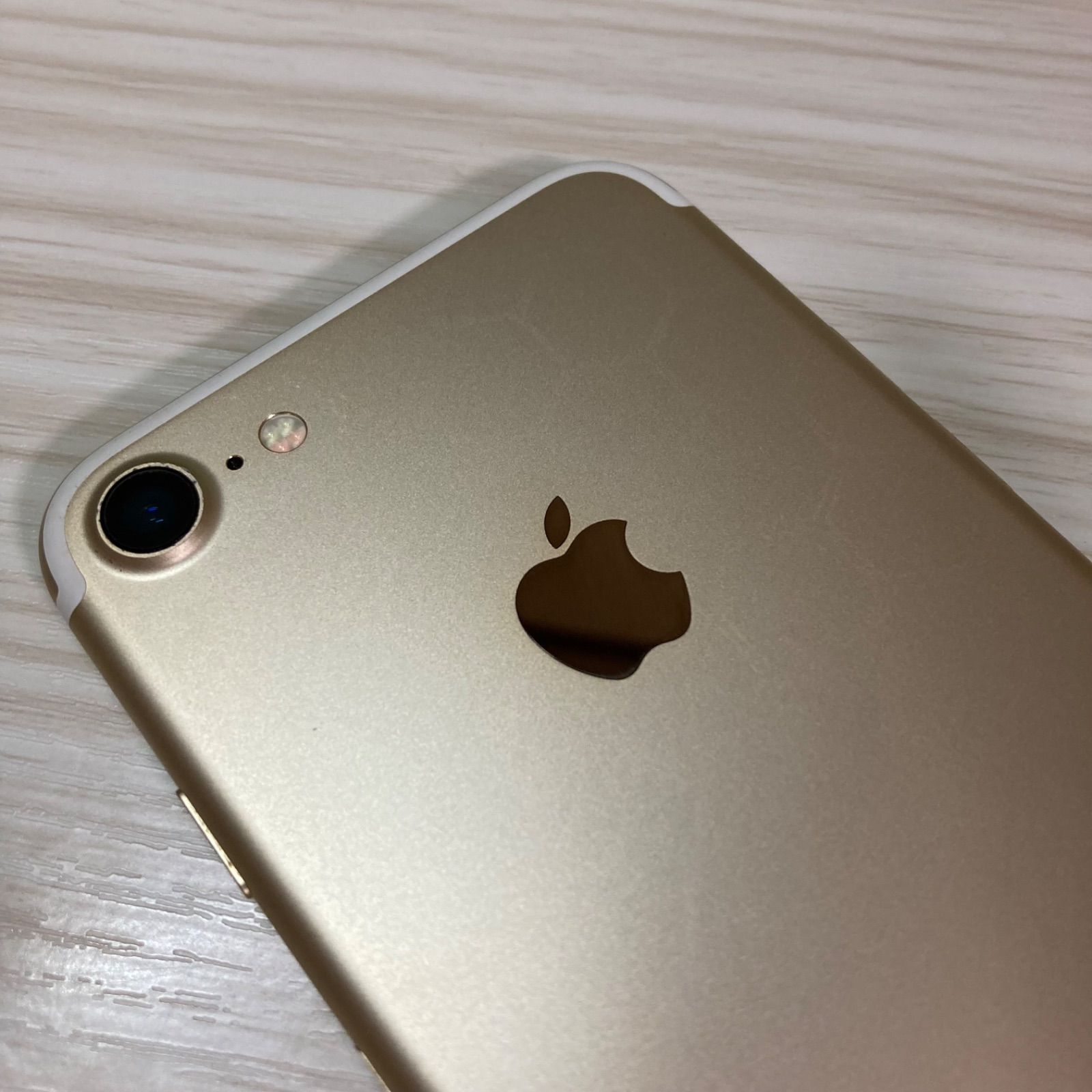 iPhone7 32GB GOLD バッテリー83% SIMフリー - メルカリ