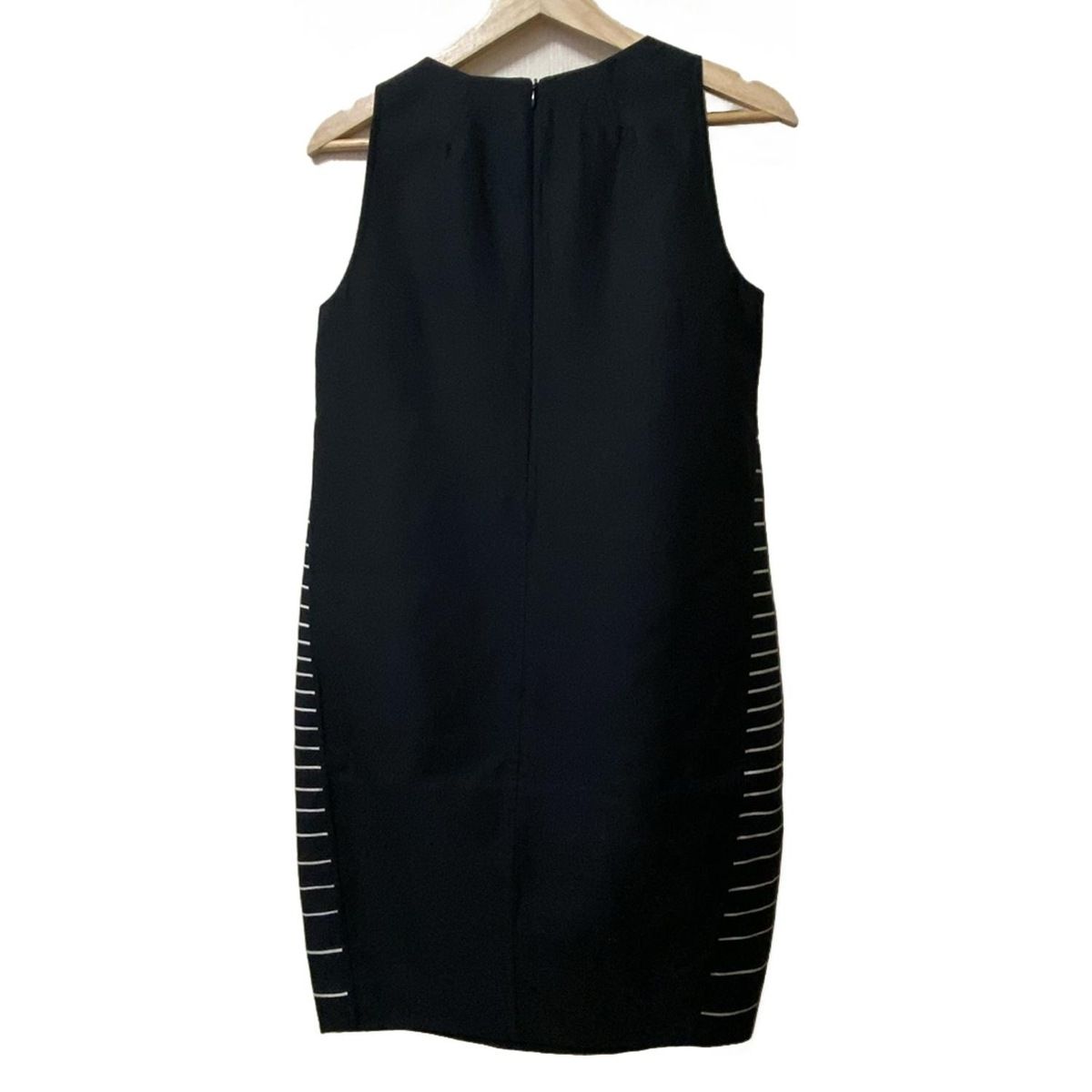 み*ん様 アクリス　AKRIS ブラック　ウールワンピース AKRIS(アクリス) ワンピース サイズUS6 M レディース - 黒×白 クルー