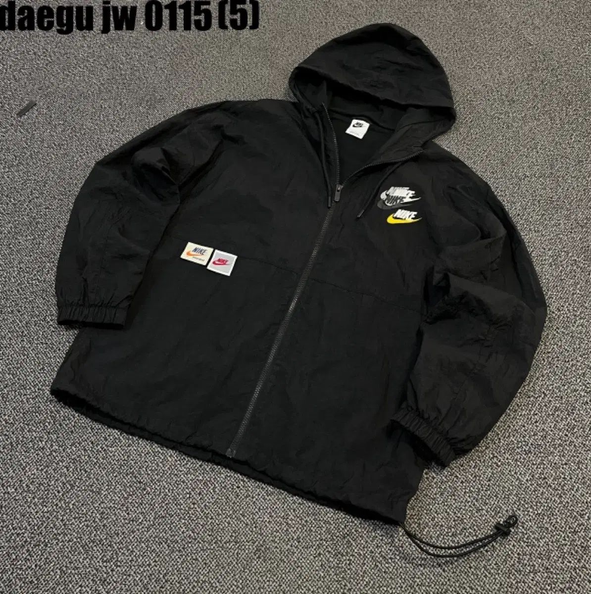 ナイキ フード ウィンドブレーカー ブラック100 0115 - メルカリ