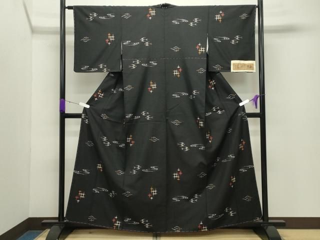 平和屋着物○信州紬 琉球絣文様 黒地 証紙付き 正絹 逸品 未使用