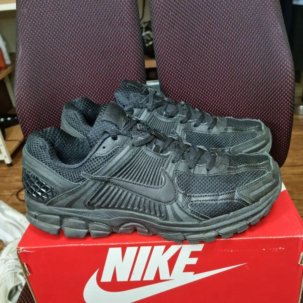 ナイキ ブラック スニーカー 300