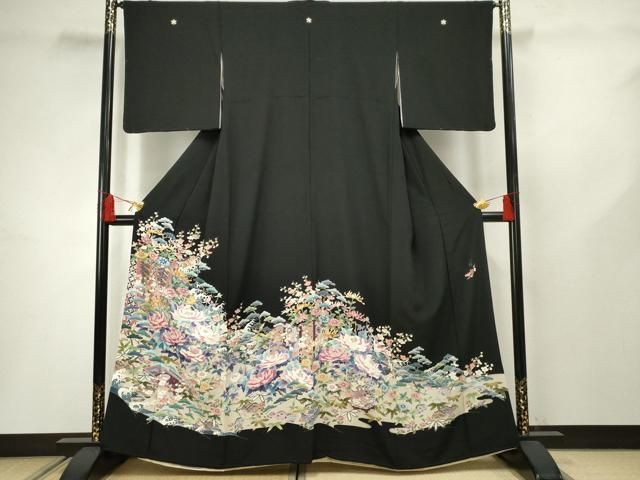 平和屋着物●本加賀友禅作家　染元千紅代表　寺西一紘　黒留袖　吉祥草花文　正絹　逸品　AABF5175cs 平和屋着物○本加賀友禅作家 染元千紅代表 寺西一紘 黒留袖 吉祥草花文