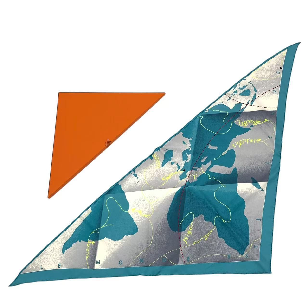 HERMES 地図柄 スカーフ　エルメス　カレ90 新品同様 HERMES エルメス カレ90 三角スカーフ 地図柄 シルク ブルー