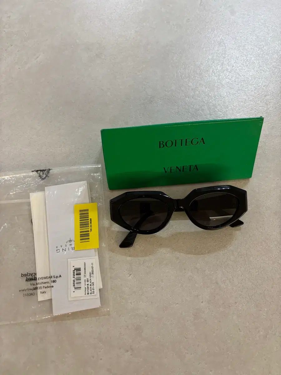 ボッテガ・ヴェネタ キャットアイ サングラス (ブラック) - メルカリ