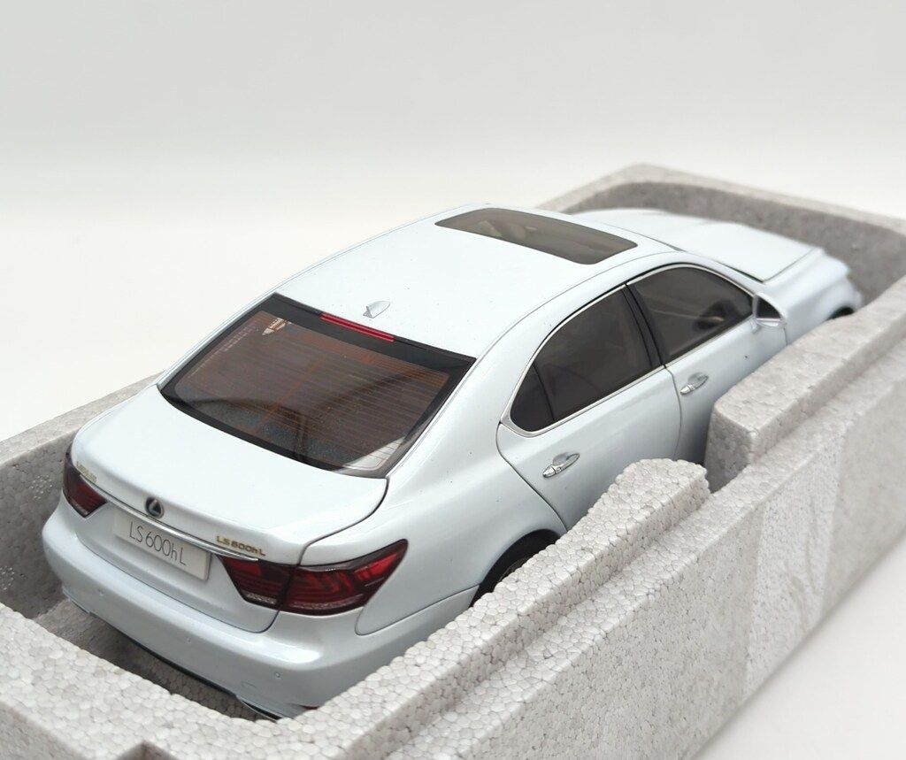 AUTOart 1/18SIGNATURE LEXUS LS600HL (ホワイトパールクリスタル