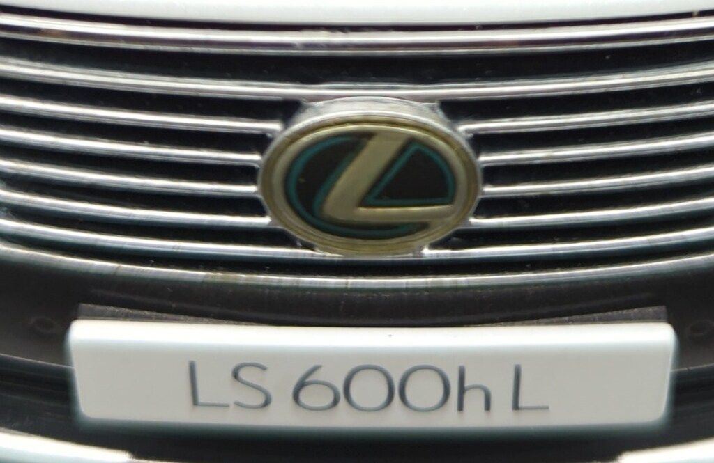 AUTOart 1/18SIGNATURE LEXUS LS600HL (ホワイトパールクリスタル