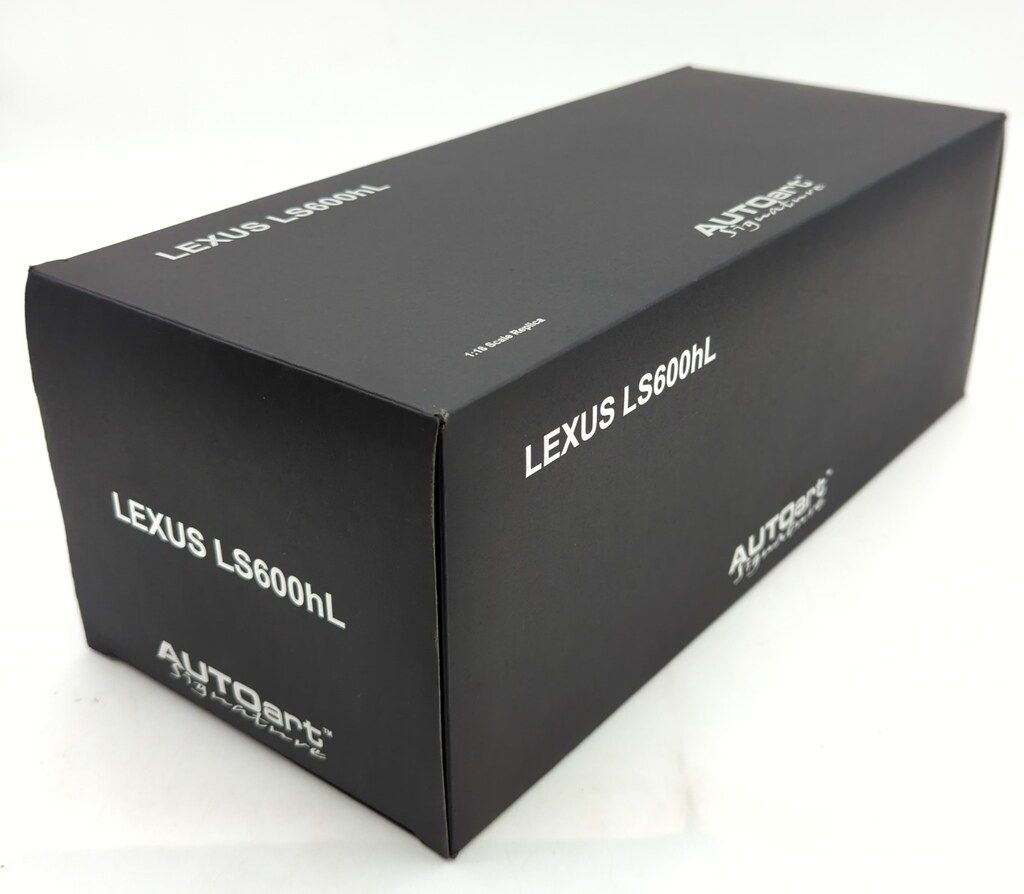 AUTOart 1/18SIGNATURE LEXUS LS600HL (ホワイトパールクリスタル
