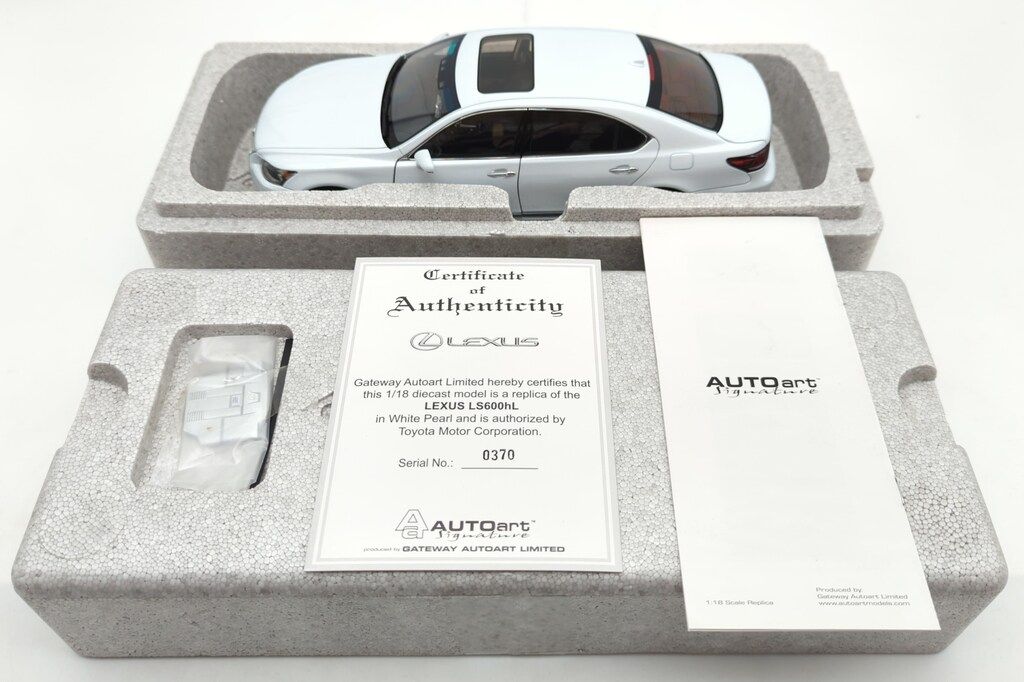 AUTOart 1/18SIGNATURE LEXUS LS600HL (ホワイトパールクリスタル
