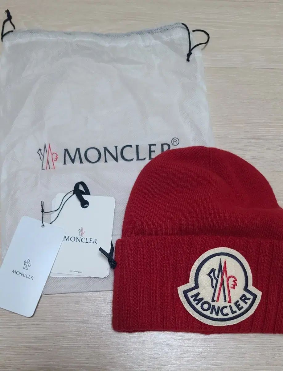 MONCLER モンクレール ビックロゴ 赤 ビーニー 新品 - メルカリ