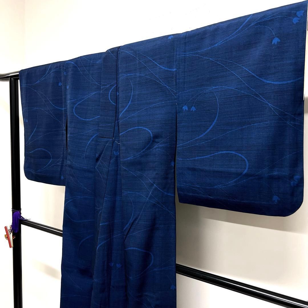 小紋　花模様　流線　横縞　ネイビーカラー　胴抜き　バチ襟　着物　102tz 小紋 花模様 流線 横縞 ネイビーカラー 胴抜き バチ襟 着物 102tz