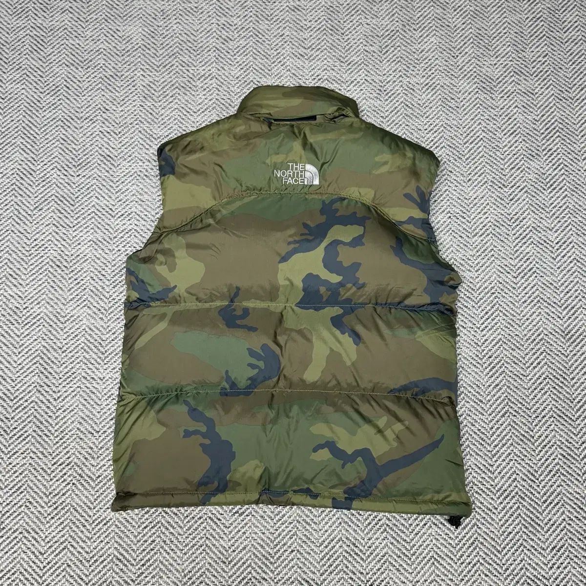 THE NORTH FACE ダウンベスト　ヌプシ　センターロゴ　迷彩　カモフラ M THE NORTH FACE ザノースフェイス センターロゴ マット カモフラ 700