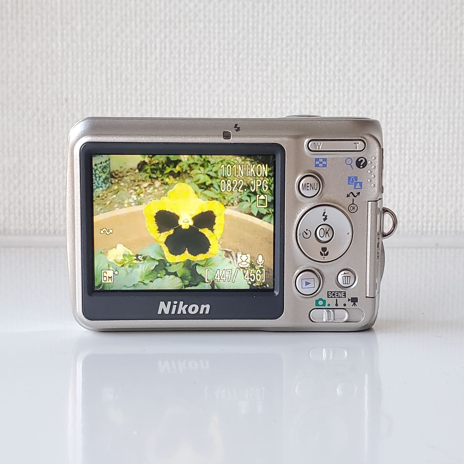 ニコンNikonCOOLPIXS6200デジタルカメラバッテリーとSDカード付き