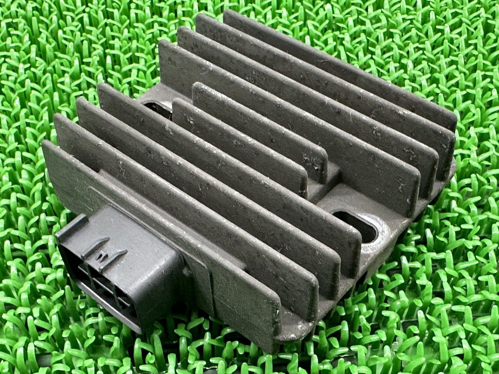 GSX1400 レギュレター スズキ 純正 中古 バイク 部品 GY71A 6ピン