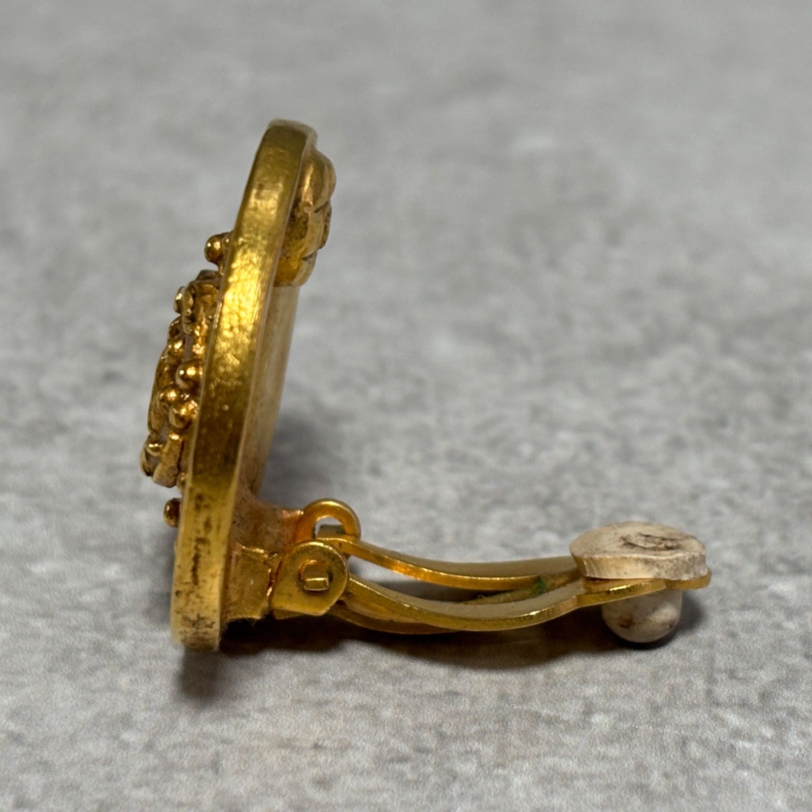 CHANEL 94 A 片耳 イヤリング ヴィンテージ CHANEL（シャネル） イヤリング ロゴ ヴィンテージ GP ゴールド 94 A