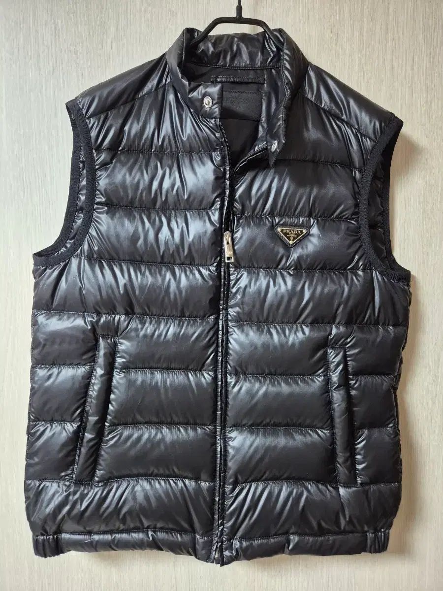 新品) PRADA プラダ 三角ロゴ グースダウン ベスト (22年) 50 - メルカリ